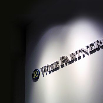 正統と新鮮のバランスが生み出す、先進性と信頼感。投資会社のロゴデザイン。